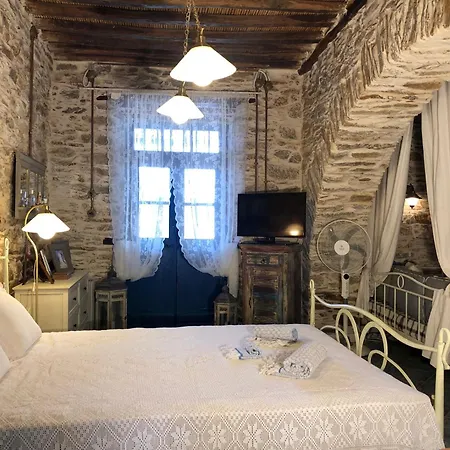 παραδοσιακό πέτρινο αρχοντικό μέ αυλή キスノス
