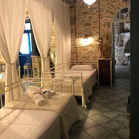 παραδοσιακό πέτρινο αρχοντικό μέ αυλή *