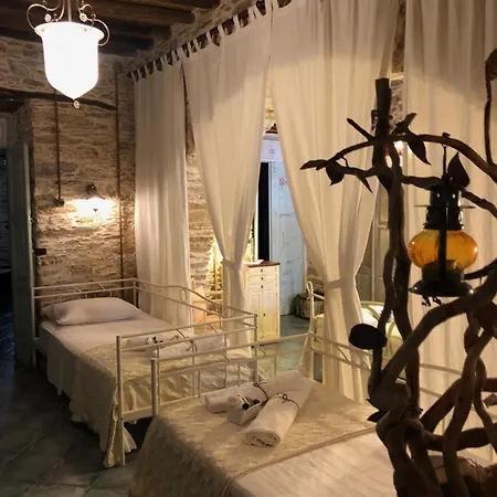 παραδοσιακό πέτρινο αρχοντικό μέ αυλή