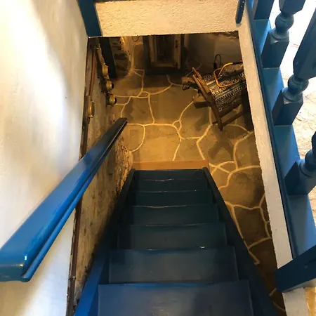 παραδοσιακό πέτρινο αρχοντικό μέ αυλή