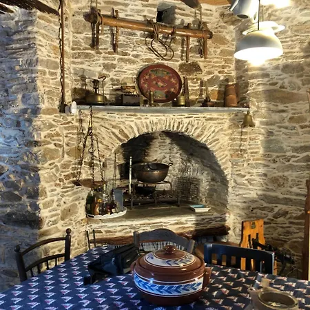 παραδοσιακό πέτρινο αρχοντικό μέ αυλή キスノス