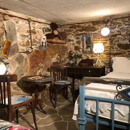 παραδοσιακό πέτρινο αρχοντικό μέ αυλή