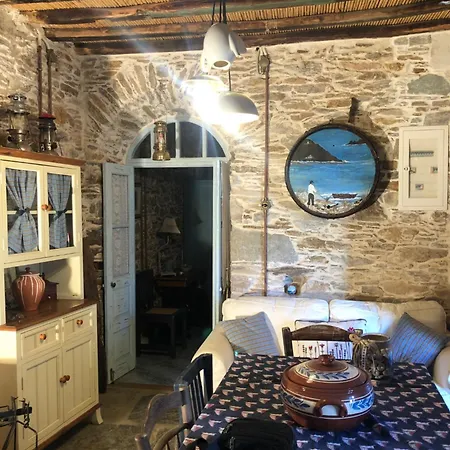 παραδοσιακό πέτρινο αρχοντικό μέ αυλή 別荘